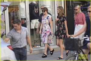  Dakota Johnson Shops in Paris During 'Fifty Shades' Down Time!
