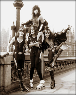  吻乐队（Kiss） ~London, England…May 10, 1976 (Westminster Bridge)
