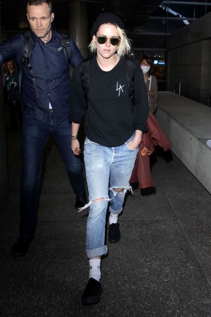 Kristen Arriving At LAX  (June 26, 2016)