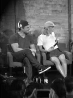 Stephen Amell and Emily Bett Rickards - Chemistry & laughter at NerdHQ
