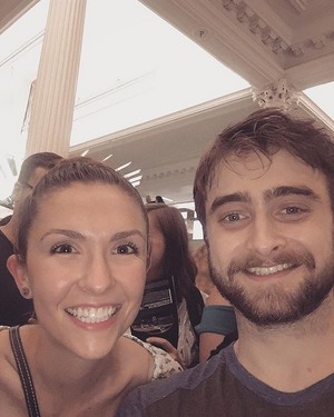  粉丝 Selfies with Daniel Radcliffe at Privacy Stage Show. (Fb.com/DanielJacobRadcliffeFanClub)