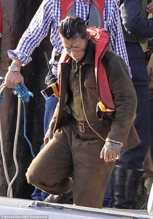  Harry on the set of Dunkirk