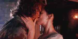 Jamie and Claire kiss
