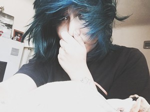  blue エモ hair