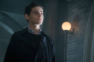  Gotham - Episode 3.05 - Anything for آپ