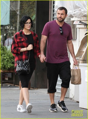  Jaimie Alexander Holds Hands with New Boyfriend Airon Armstrong!