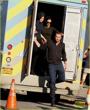  Jaimie Alexander and her co-star Archie Panjabi pose for a bức ảnh together while on the set