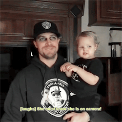  Stephen Amell and Maverick Amell: The most adorable duo to ever make a 脸谱 video
