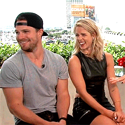  #confirmed stephen amell and emily bett rickards write your inayopendelewa fanfics