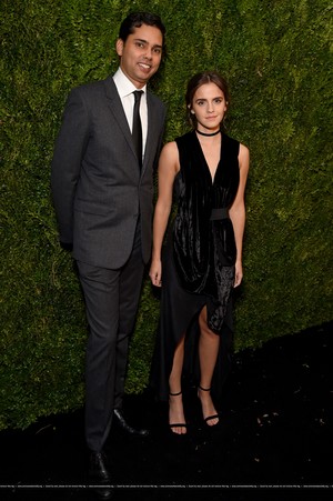  Emma Watson attends at the MoMA Film Benefit presented 由 CHANEL, A Tribute To Tom Hanks