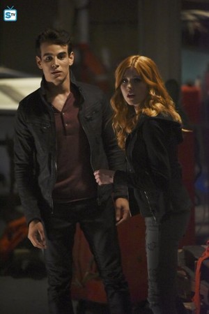  Shadowhunters - Episode 2.01 - The Guilty Blood - Promotional mga litrato
