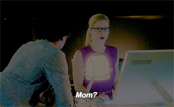  #Felicity internally screaming because of her mom’s suprises since 2014.
