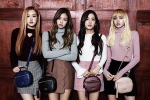 Black Pink rock a variety of bags as muses for 'St. Scott'