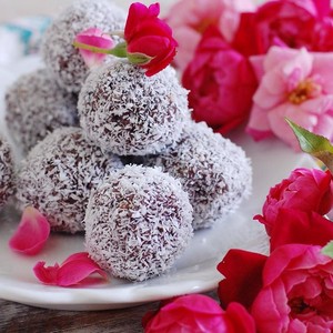 Blueberry Bliss Balls  - a delicious treat for kids