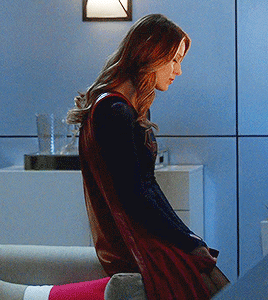 Supergirl at Cat's balcony