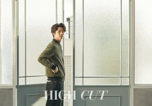  Gong Yoo takes it easy for 'High Cut' photoshoot