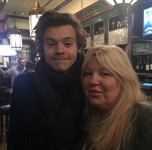  Harry with 팬 recently