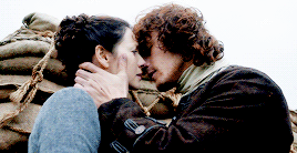 Jamie and Claire kiss