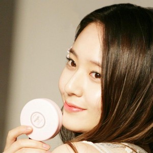  Krystal shows off her glowing skin and beauty in new cuts for 'Etude House'