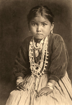  Native American child door Edward S. Curtis