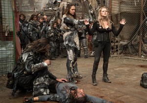  The 100 "Echoes" (4x01) promotional picture