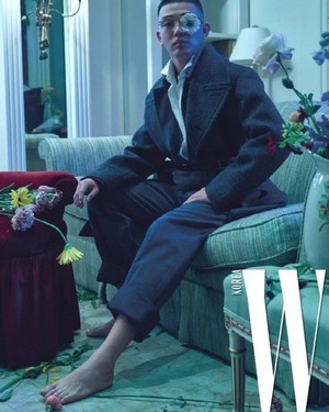  Yoo Ah In decorate the cover of 'W'