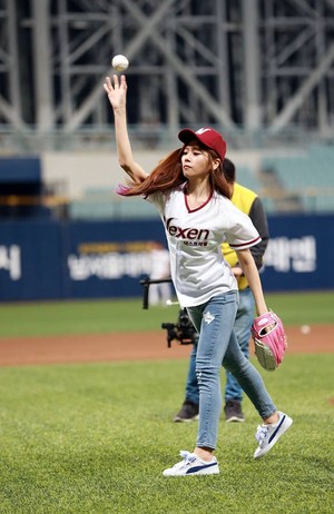 Jiu and Yoohyeon First Pitch at Nexen vs KT Baseball Game