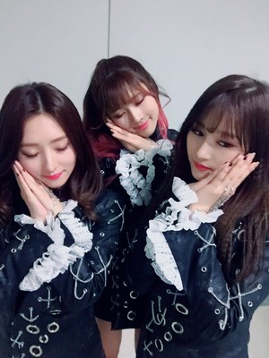 SuA, Yoohyeon and Siyeon                           