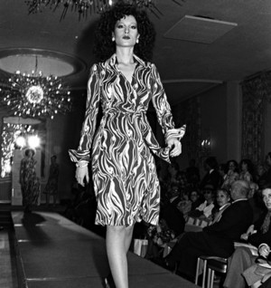  The Iconic emballage, wrap Dress