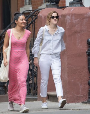  Emma Watson and বন্ধু in NYC [May 29, 2017]