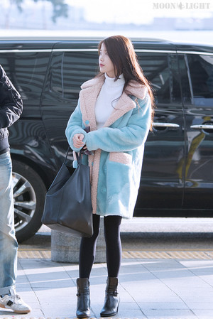160109 IU at Incheon Airport Leaving for Taiwan
