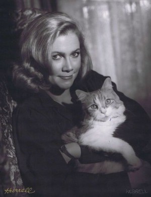  Kathleen Turner And Her Cat