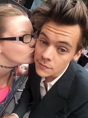 Harry and a অনুরাগী at the Dunkirk Premiere