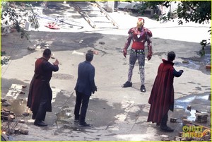  Iron Man Wears His Armor in New 'Avengers: Infinity War' Set foto