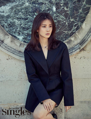  LEE BO YOUNG IS THE PICTURE OF GRACE IN JULY 2017 SINGLES