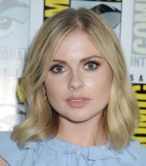  Rose McIver at San Diego Comic Con 2017
