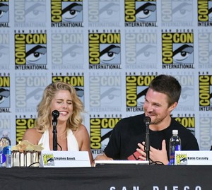  Stephen Amell and Emily Bett Rickards at SDCC 2017 ऐरो panel.