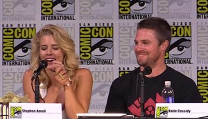  Stephen Amell and Emily Bett Rickards at SDCC 2017 palaso panel.