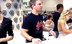  Stephen Amell and Emily Bett Rickards at the San Diego Comic-Con’s Warner Bros. TV Autograph Booth