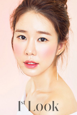 YOO IN NA SHOWS HER YOUTHFUL SIDE IN 1ST LOOK