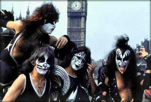  ciuman ~London, England...May 10, 1976