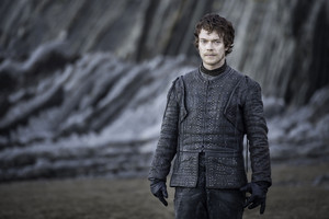  Theon Greyjoy in 'The Dragon and the Wolf'