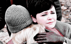  Emma and Snow hug