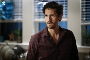  Good Behavior "The 심장 Attack Is the Best Way" (2x01) promotional picture