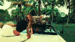  Jennifer Lopez in “Ni tú ni yo” muziek video