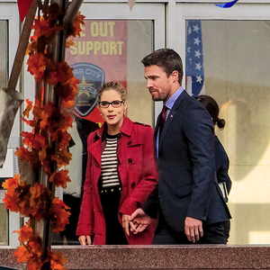  Stephen Amell and Emily Bett Rickards on the set of Arrow’s “Thanksgiving” 6x07