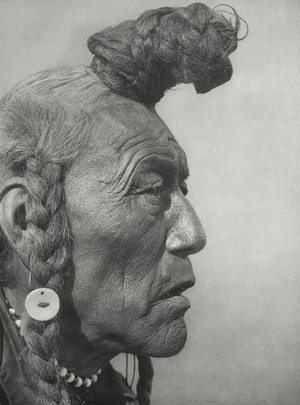  urso touro (Blackfoot) 1926 por Edward Sheriff Curtis