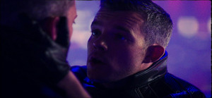  Wentworth Miller and Russell Tovey share a ciuman on The Flash