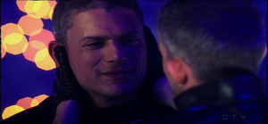  Wentworth Miller and Russell Tovey share a ciuman on The Flash