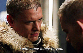  Wentworth Miller and Russell Tovey share a baciare on The Flash